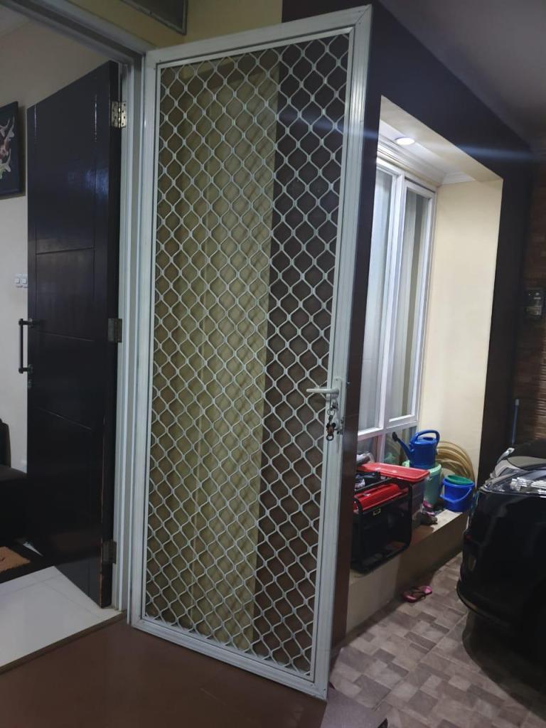 Pintu exspanda kawat yamuk